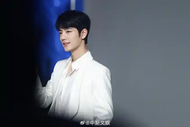 肖战白色西装造型##肖战工作随拍##肖战工作室发了肖战工作碎