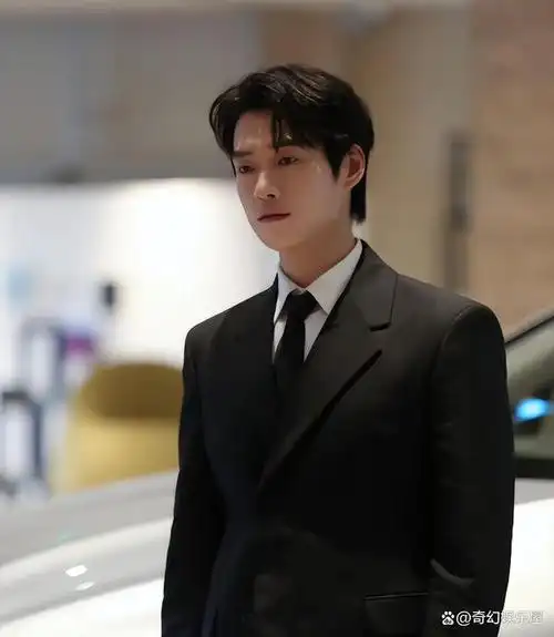 近日,演员魏大勋因一组照片突然冲上热搜,成为网友热议的对象.