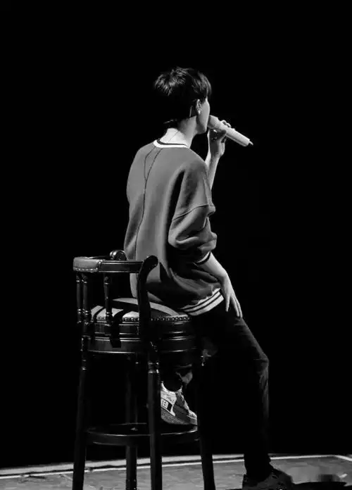 一组有故事感的图@tfboys-王俊凯"我可以跟在你身后,像影子追着光梦游