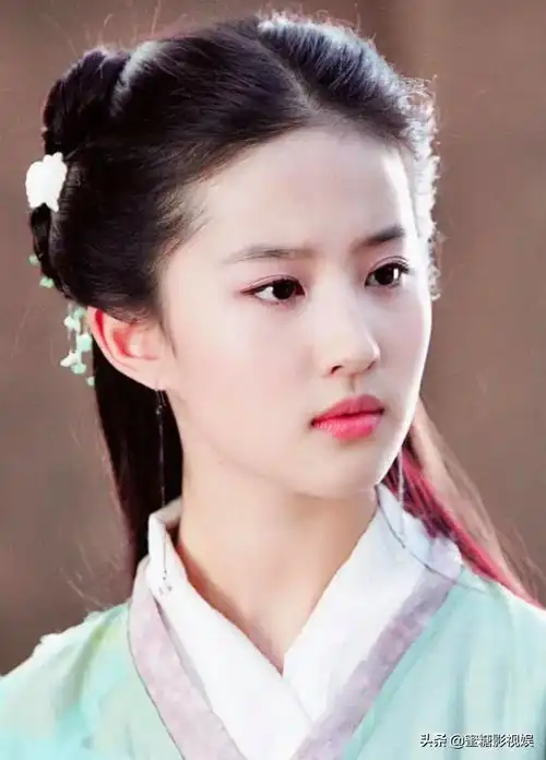 刘亦菲15岁视频上热搜,婴儿肥脸灵动可爱,回应神仙颜值言论被扒