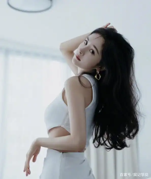 34岁杨幂晒写真照,穿高开叉裙秀好身材,被曝与女儿一年未见面