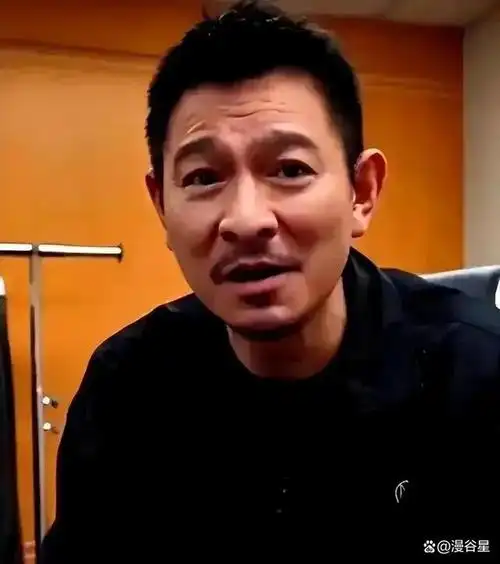 62岁刘德华近照老态龙钟头发花白啤酒肚显现一脸愁容网友震撼