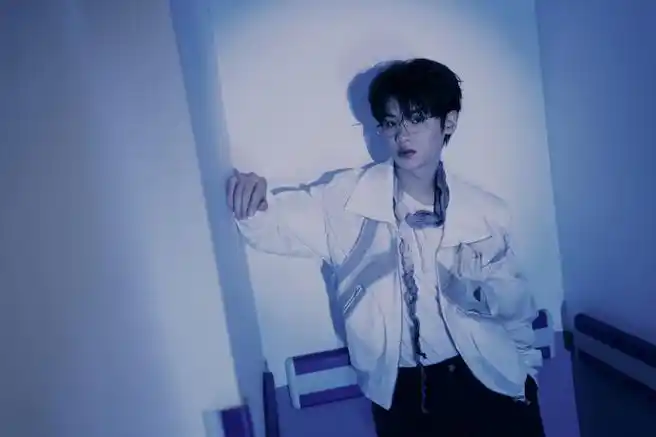 黄明昊蓝色光影随拍