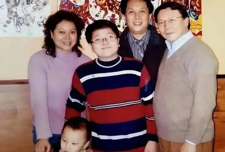 唐国强现状:国内淘金,妻儿在国外花,为残疾儿子的婚恋担心_唐英涵