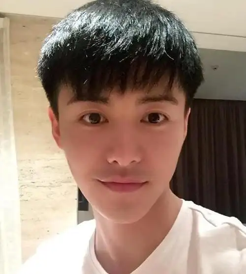 黄子韬素颜还不如普通人古天乐不化妆魅力不减没对比就没伤害