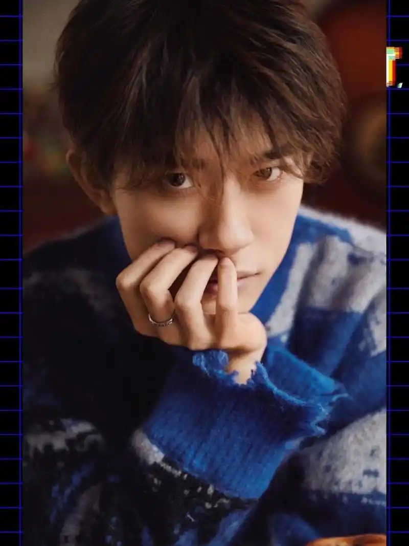 阳光下的千玺治愈温暖,蓝色条纹提花毛衣搭配牛仔裤和黑色运动鞋,清爽