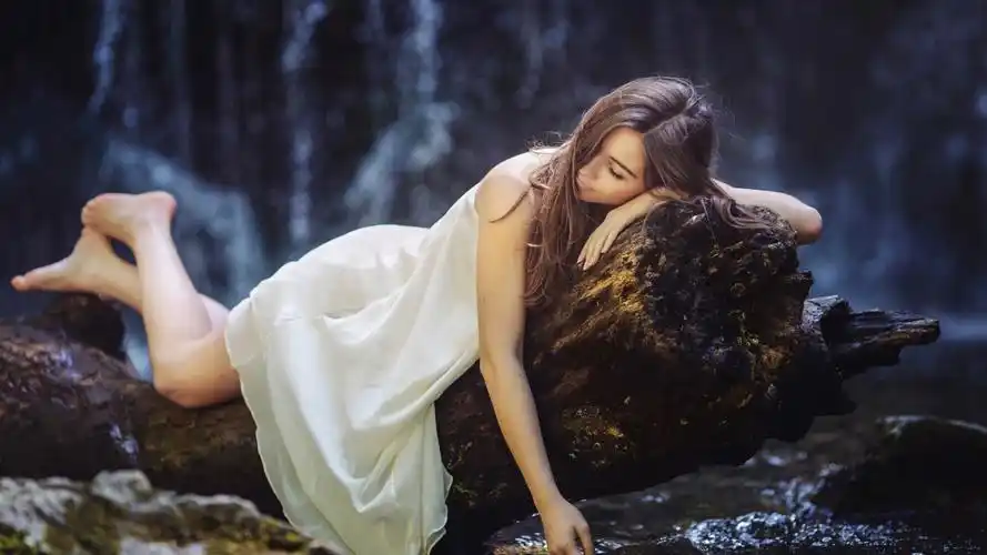 梦幻,风景,女孩,白色裙子,睡觉,森林,树木,唯美意境,桌面壁纸