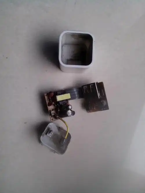 苹果手机充电器充电时突然爆炸