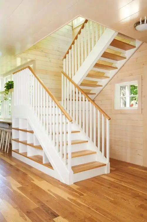 白色护栏原木质台阶扶手楼梯装修效果图