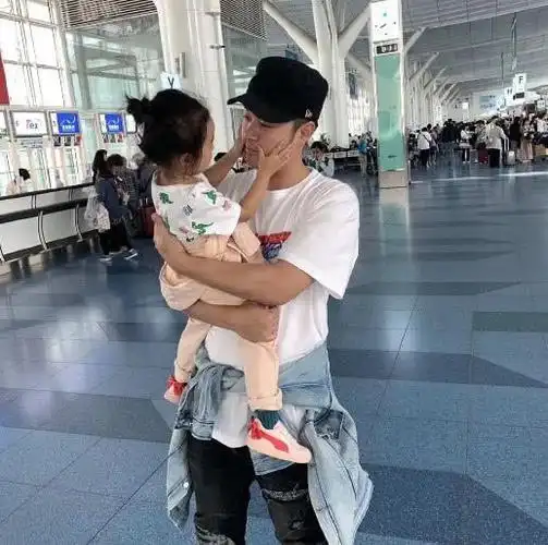 陈赫晒老婆张子萱视角秀恩爱称:有女儿后每天都是儿童节