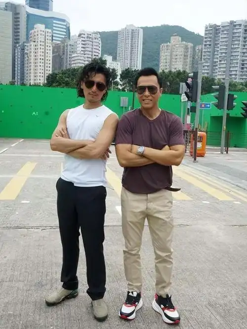 除了上述内容,运动员邹市明在不经意间揭示了甄子丹的真实身高,引起了