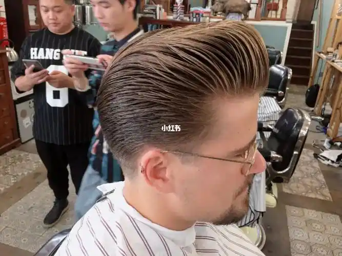 男士大背头发型