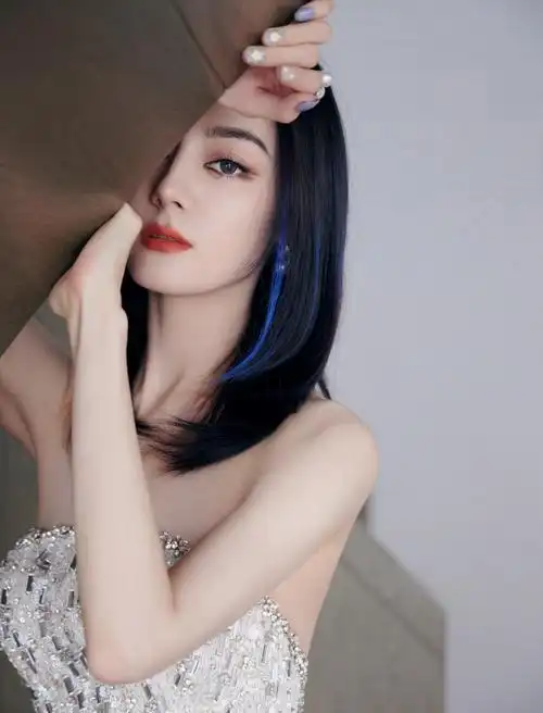 迪丽热巴今日活动造型图蓝色挑染发型