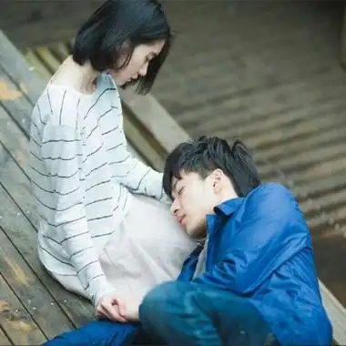 情侣头像两人两张亲吻