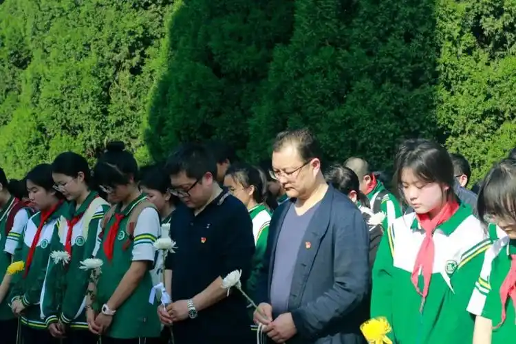 石化中学,区志愿者协会开展"缅怀革命先烈 传承红色基因"清明节活动