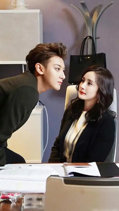 《谈判官》黄子韬杨幂美图分享,虽是"姐弟恋"但感觉好般配!