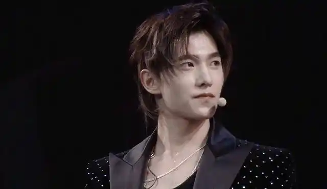 杨洋一头长发亮相生日会,与江疏影拥抱敷衍,网友:越来越油腻了