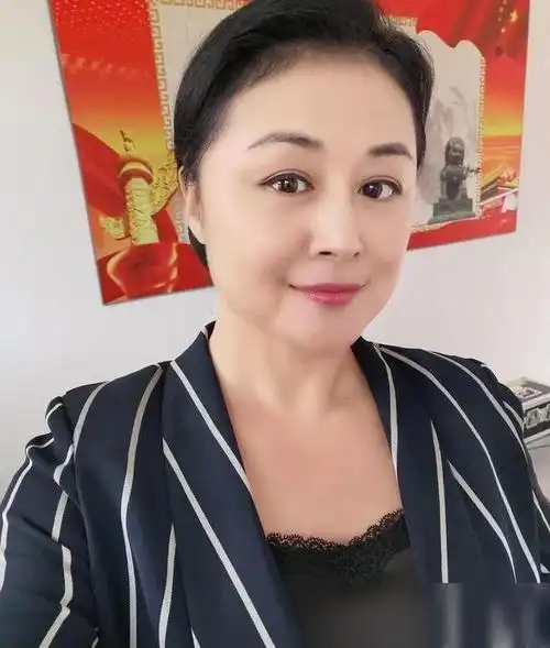 谢大脚年轻照曝光曾与男友租200元房啃馒头后悔至今无子