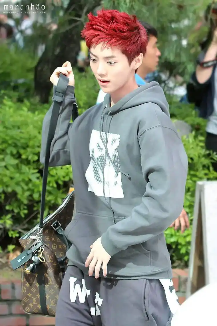 永远年轻,永远在路上.#鹿晗 #旧照 #机场照 一些鹿的早期 - 抖音