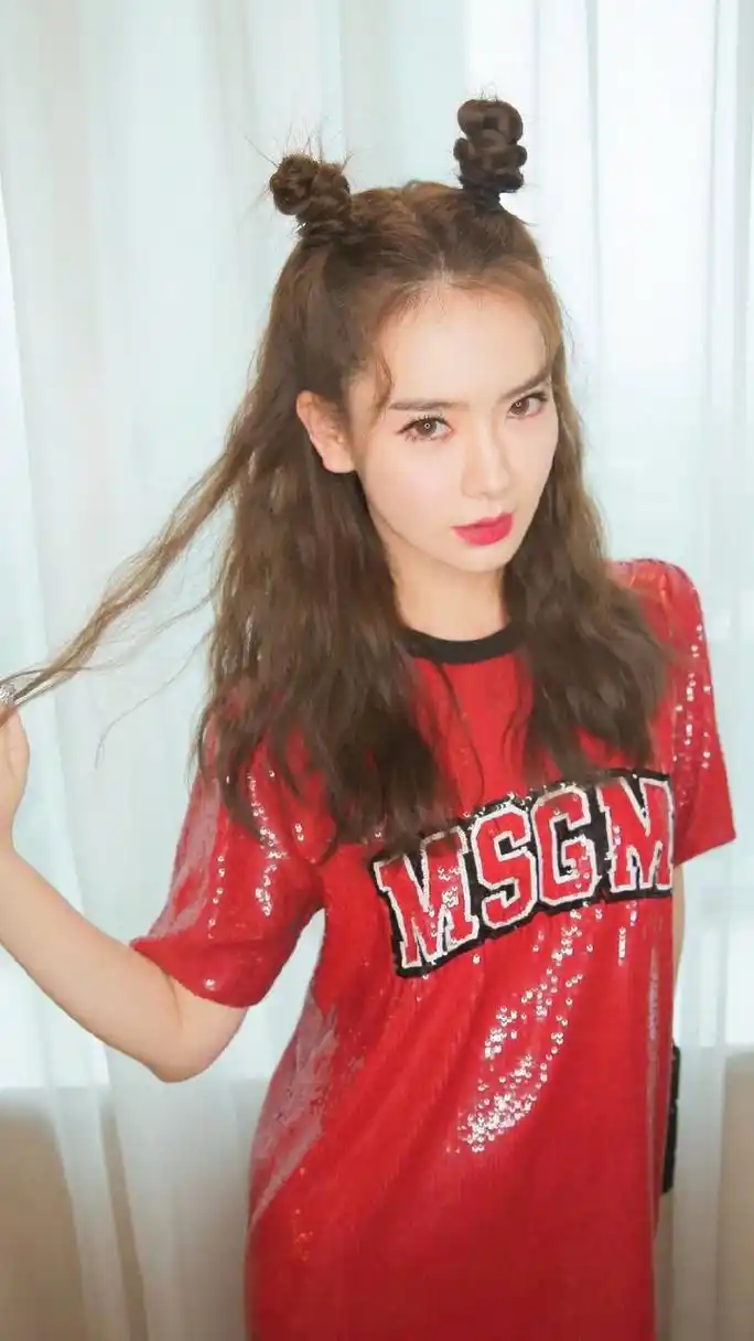 戚薇精美壁纸:超美减龄"丸子头",让她嫩似少女