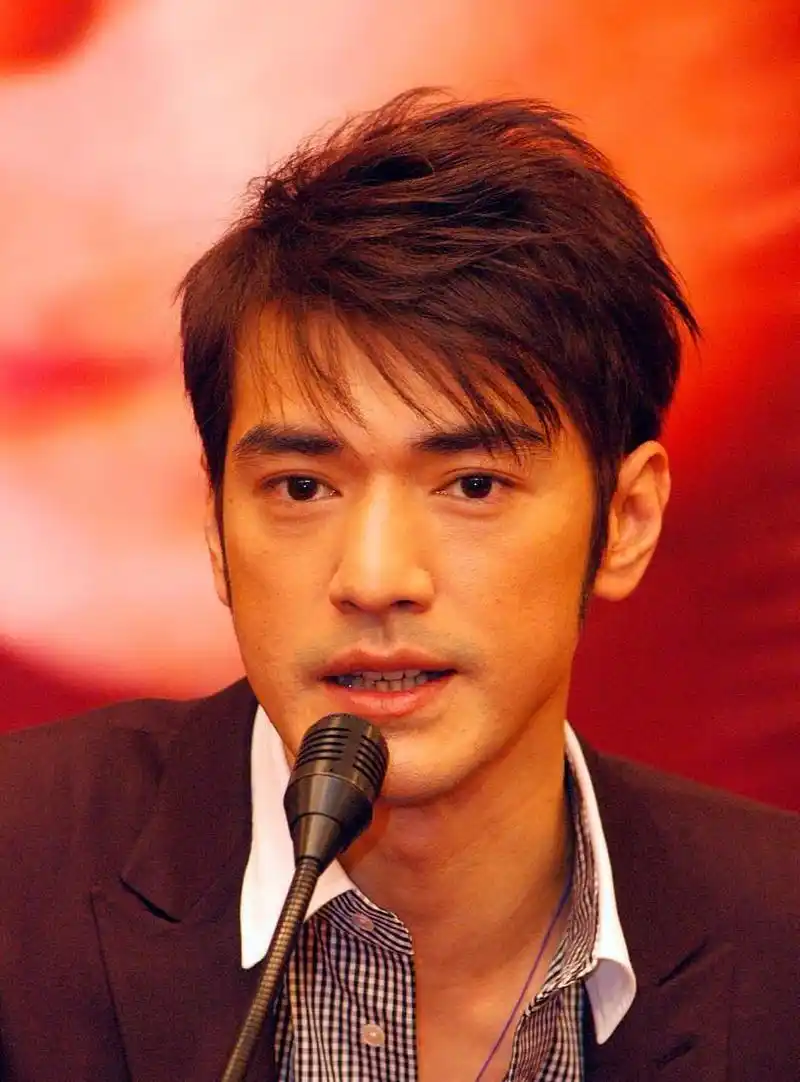 网友:金城武此时还没有割双眼皮儿,颜值只能说是一个普通人,没想到双