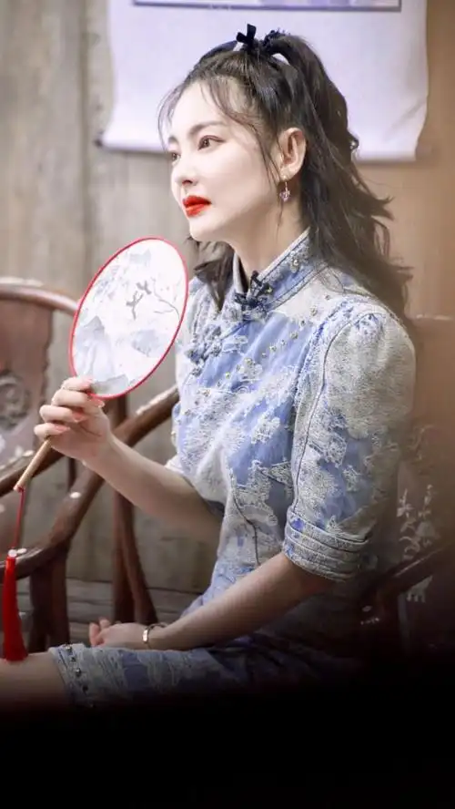 旗袍融入了许多时尚细节,比如微微的灯笼袖设计就能将张雨绮稍显圆润