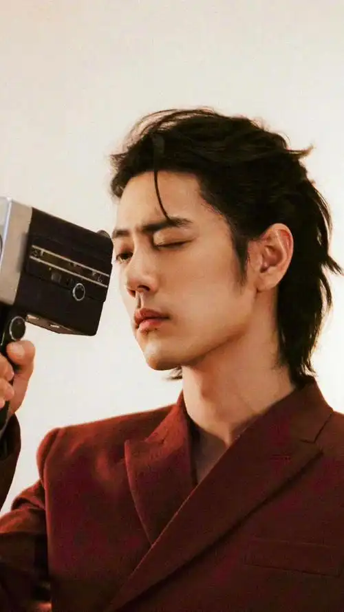 肖战龙年开工照#肖战最新一组gq封面大片的随拍图集,全程散发魅力的