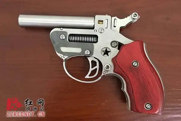 许某携带的自制火药枪.