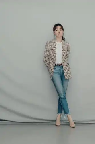 身材爆好白百何,休闲穿搭很不错,各种风格任你选