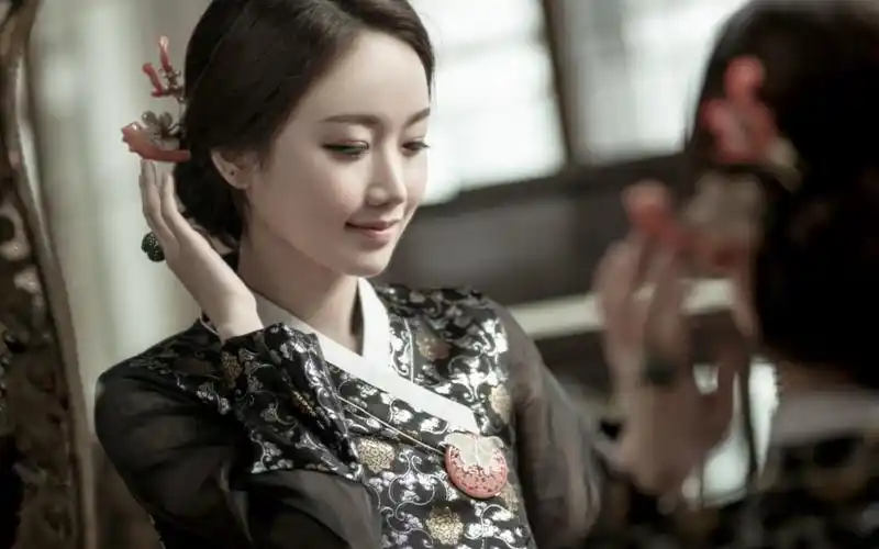 优雅清纯的韩国美女韩服写真