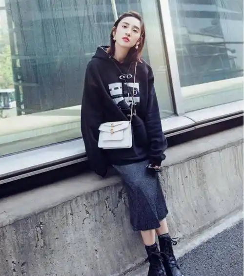 原创原创31岁唐艺昕体态优美身穿黑色卫衣加马丁靴甜美笑容宛若18岁