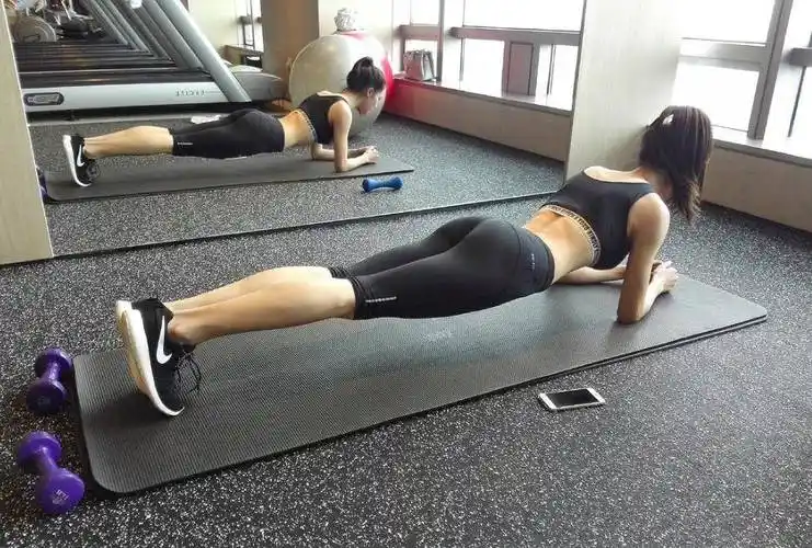 原创金晨健身照腹肌线条可太好看了这才是女明星秀身材的正确方式