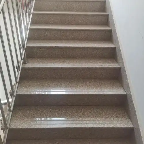 玖磊石材五莲红楼梯踏步板大理石楼梯踏步板光面加工定制厂家