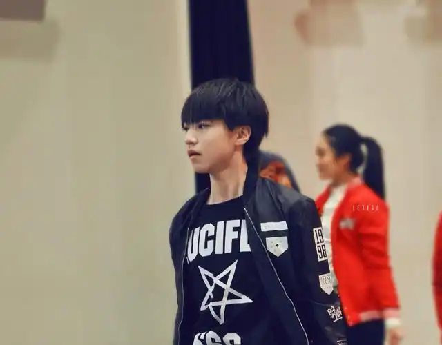 tfboys 王俊凯 重庆八中迎新文艺汇演