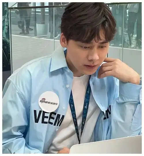 34岁李易峰仍像少年,生图太抗打