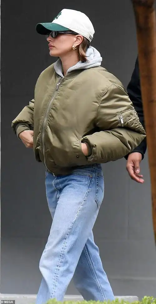 颜值回春!贾斯汀·比伯穿蓝色夹克显年轻,正在与面瘫做斗争