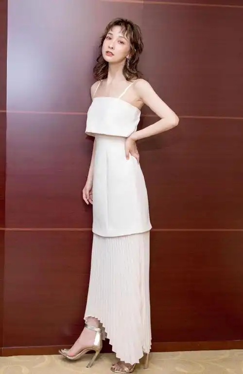 吴昕越来越时髦了灰色西装配绿色衬衫庄重大方又俏皮个性时尚