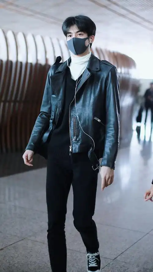 宋威龙穿黑色皮衣配黑色长裤秀大长腿 留中分蘑菇头帅气十足