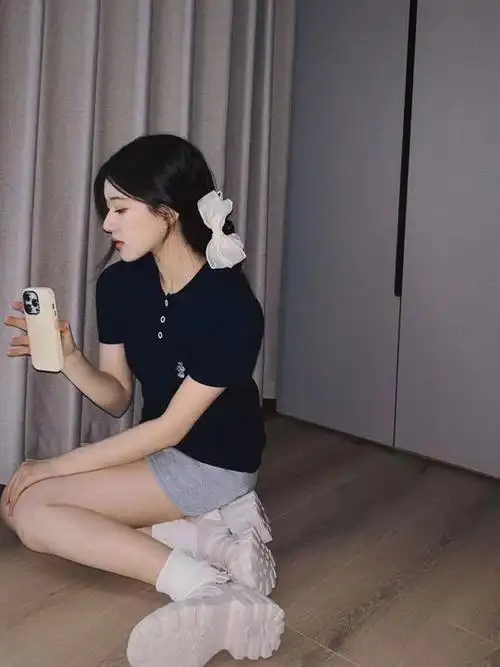 赵露思对拖鞋的执念有多深##赵露思穿了小时候的凉鞋吧