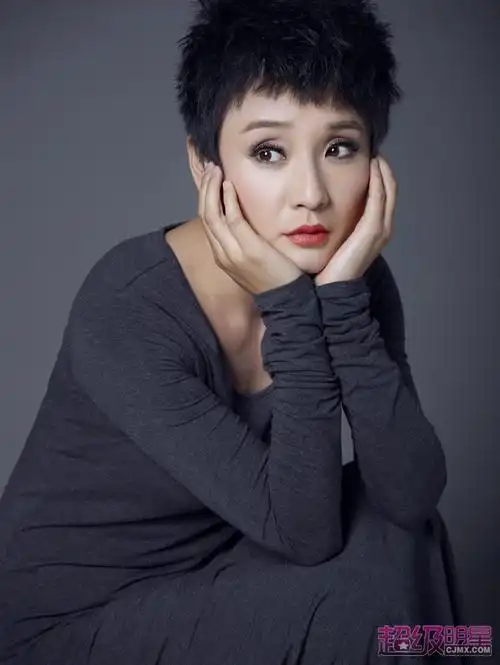 组图孔琳时尚大片长裙红唇温暖如故