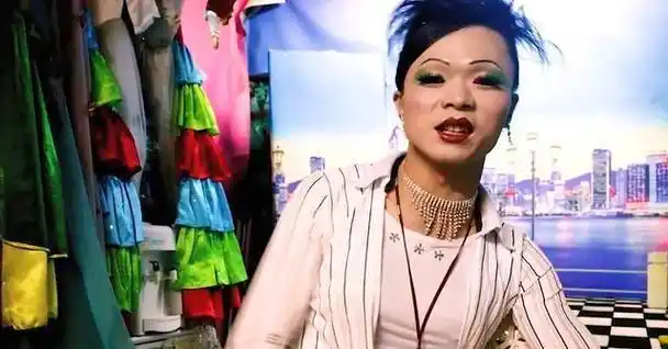 变性人李二毛曾是夜场小王子为爱情变女人却惨遭抛弃