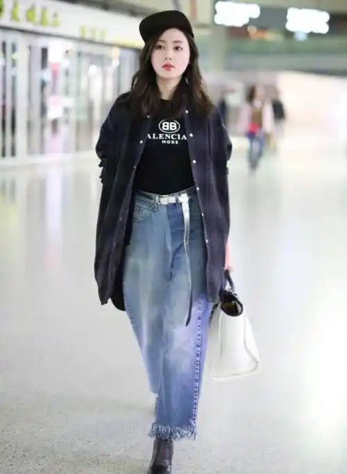 张天爱亮相机场,穿宽松牛仔裤穿出120斤即视感,却意外的时尚_黑色