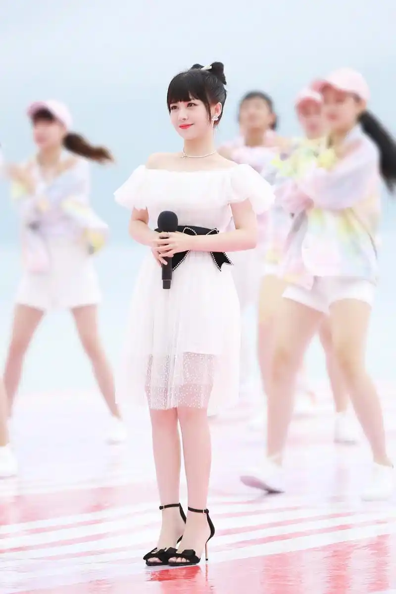 赖美云 676767  白嫩美腿玉足