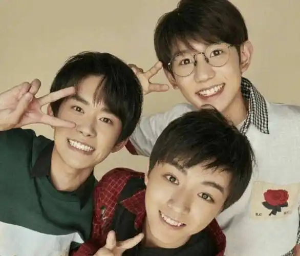 官博晒tfboys自拍照,三人发型穿着神同步,网友:默契十足!