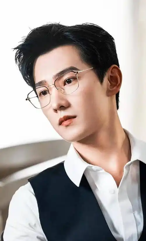 清秀短发,搭配金丝眼眶,是无数少女的理想型了