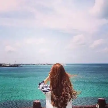 2018最新微信背影头像女生唯美漂亮 气质长发女生海边头像分享!