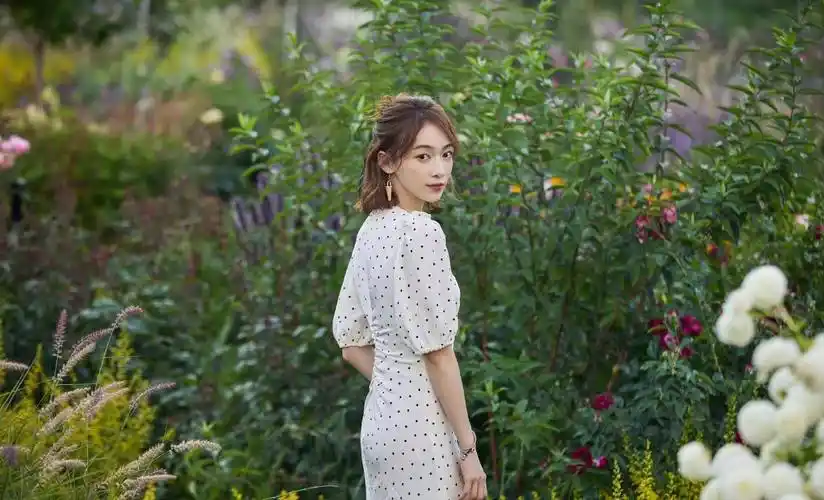 吴谨言春季外拍写真上线,身穿波点连衣裙,清新文艺又温柔!