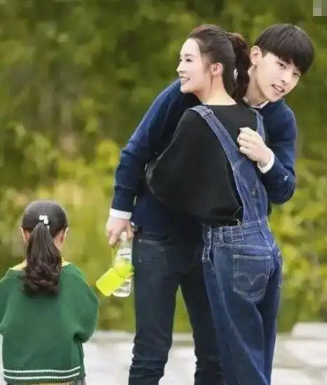 邓伦李沁合影,邓伦热巴合影,都输给跟她的合影,网友:差距真大