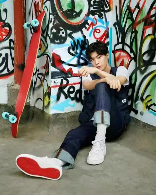 活力满满范丞丞化身滑板少年穿滑板鞋小马甲演绎街头风范