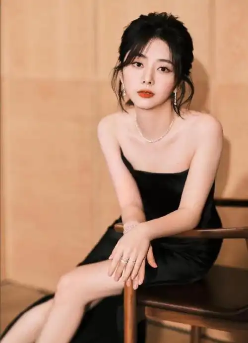 老天赏饭吃的谭松韵甜美公主绽放性感魅力令人陶醉不已